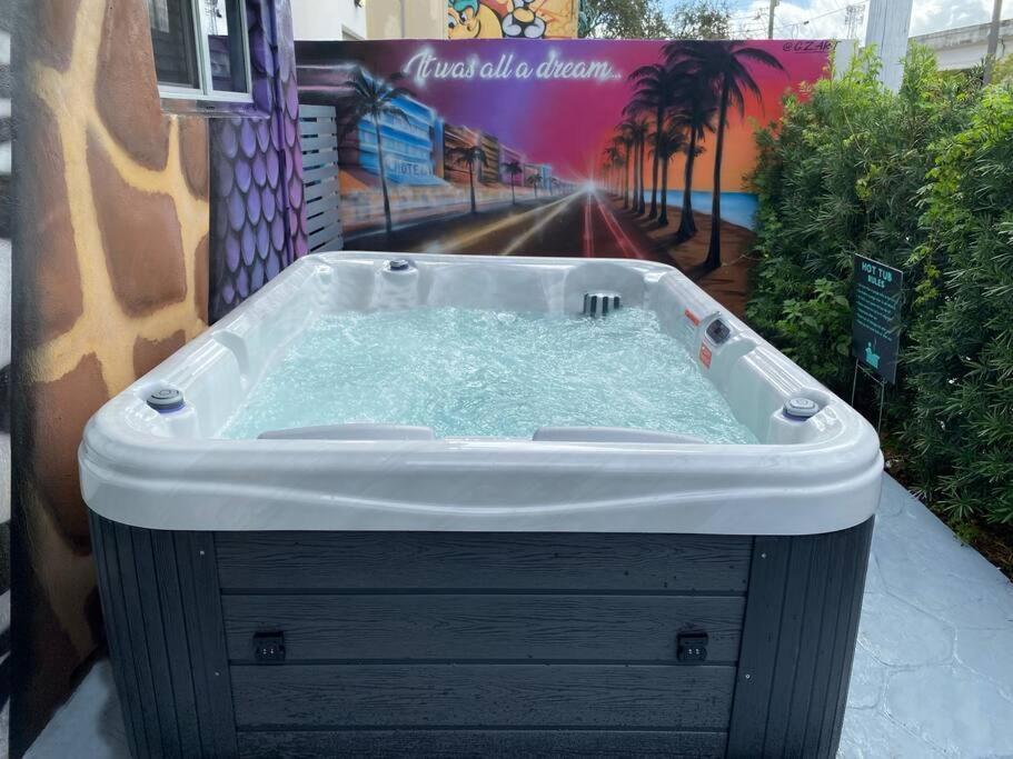 Cozy & Colorful Miami Art Canvas W/Hottub & Murals Екстериор снимка